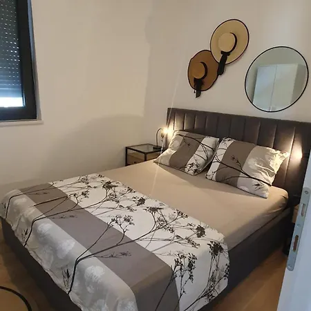 Mona * Kaštela